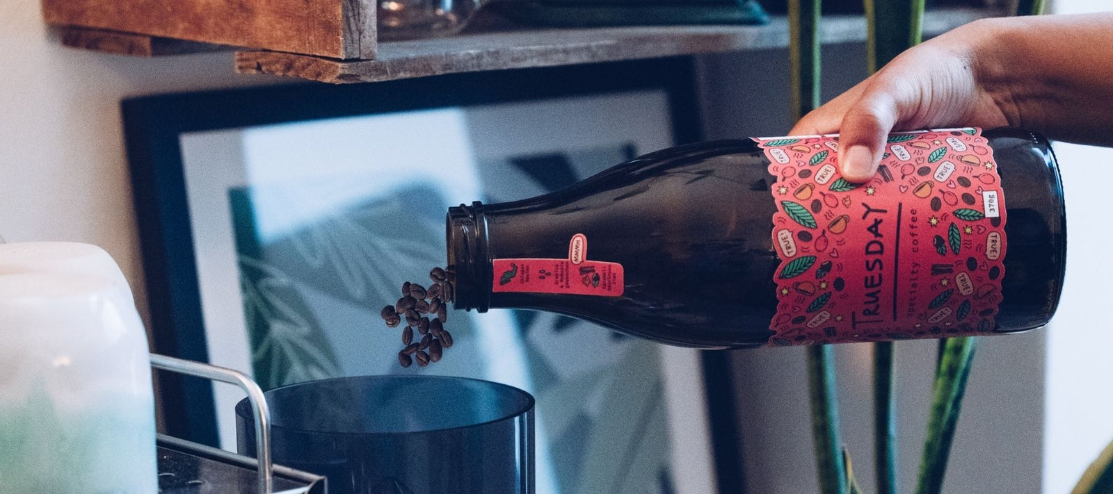 Mehrwegflasche mit Kaffeebohnen wird in eine Kaffeemaschine gefüllt. Kaffeevollautomat.