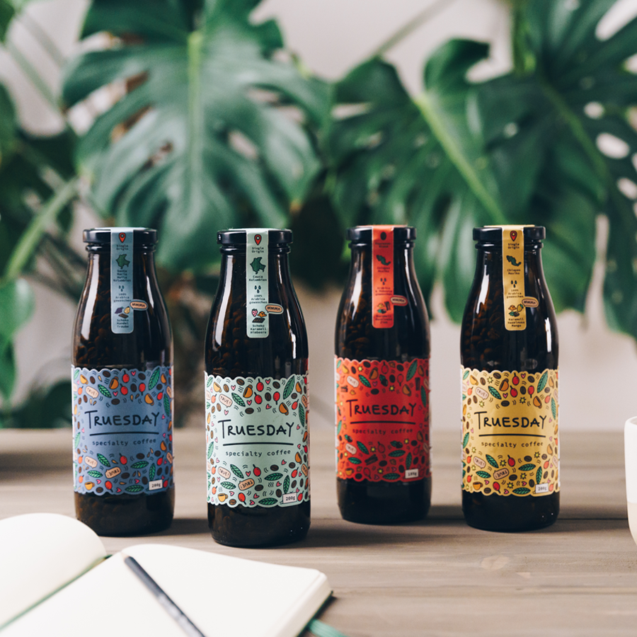 Kaffeeflaschen für Probierpakete. Kaffeebohnen in Glasflaschen