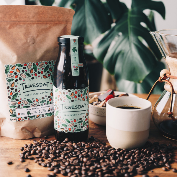 Kaffee auf Tisch angerichtet