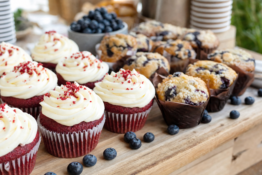 Red Velvet Cupcakes und Blaubeer-Muffins